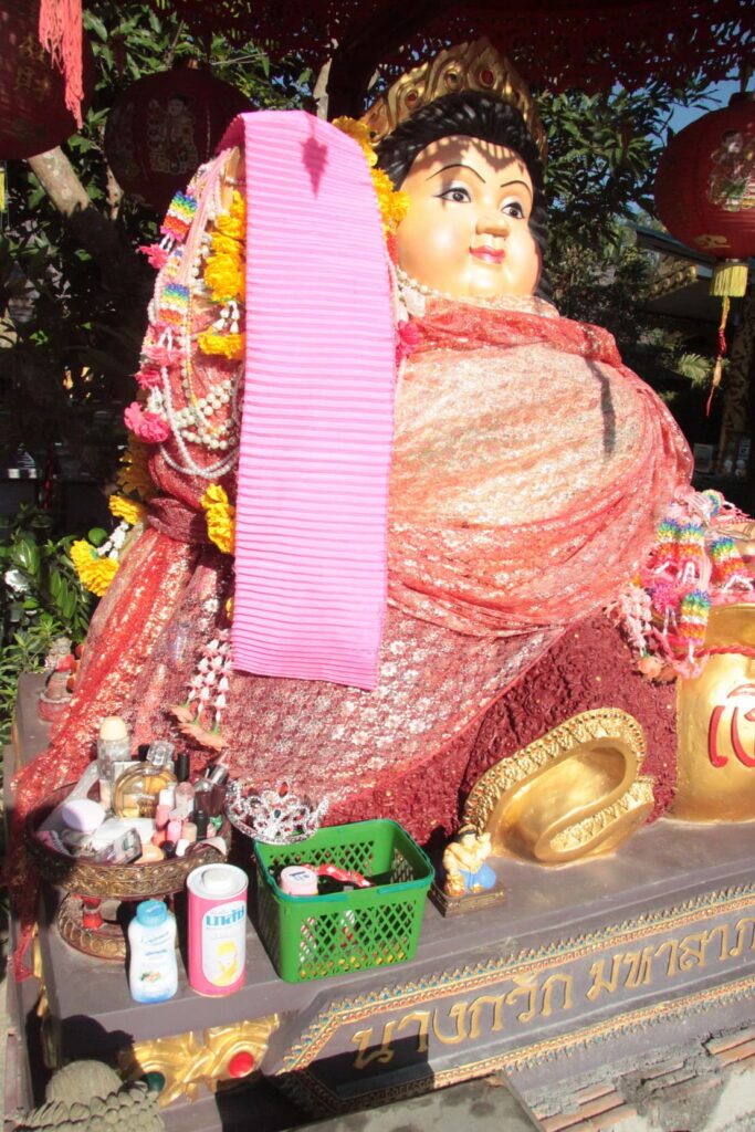 แม่นางกวักองค์ใหญ่ ที่วัดแสงแก้วโพธิญาณ